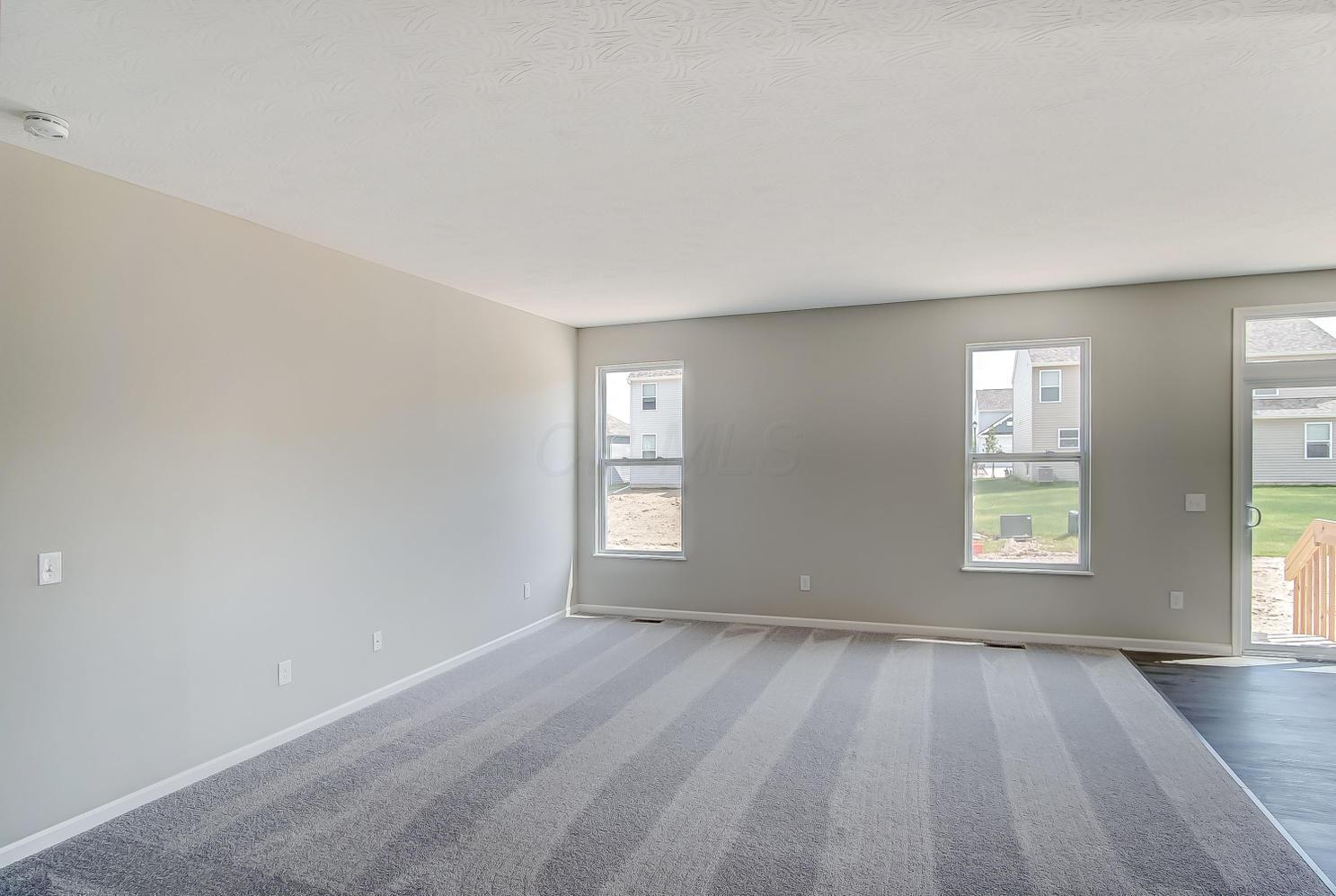 185 Chestnut Commons Drive Commercial Point, OH 43116 - Photo 4 of 31