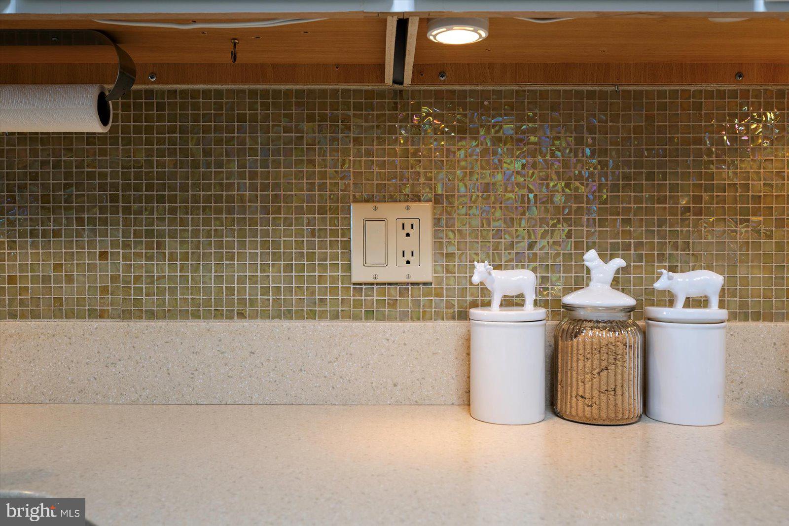 201 South Heron Drive, Unit 2D Ocean City, MD 21842 - Photo 7 of 61 Kitchen with tiled backsplash