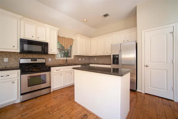$2,150 | 93 Wick Willow Drive, Montgomery, TX 77356