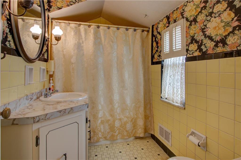 2041 Sunnydale Road Pittsburgh, PA 15243 - Photo 19 of 25 Gallery Image 19