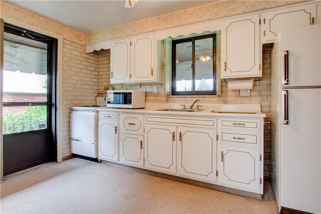 2041 Sunnydale Road Pittsburgh, PA 15243 - Photo 9 of 25 Gallery Image 9