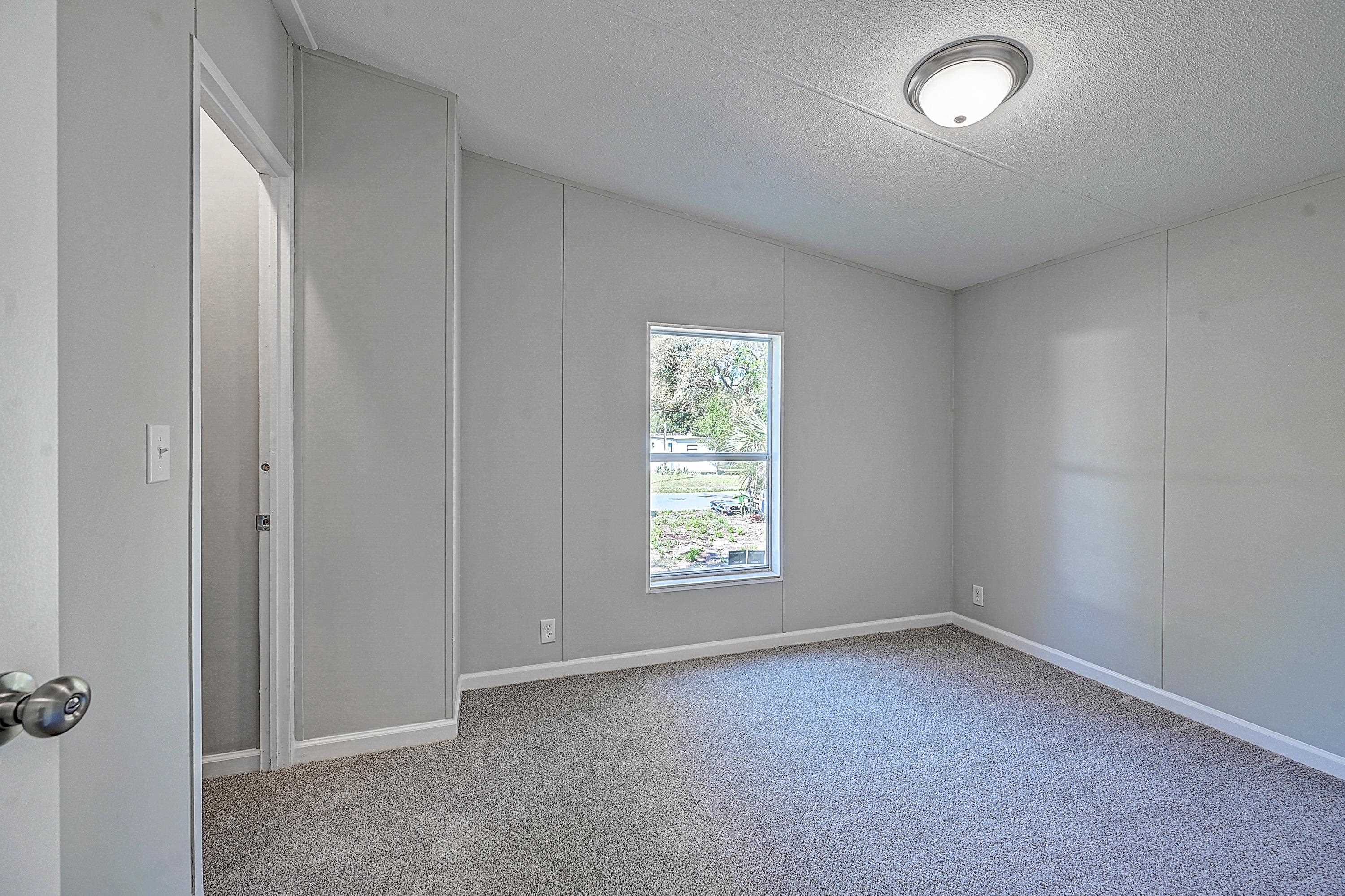 800 Oakes Avenue St. Augustine, FL 32084 - Photo 7 of 26 an empty room with a window