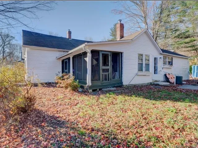 a view of a house with backyard and garden