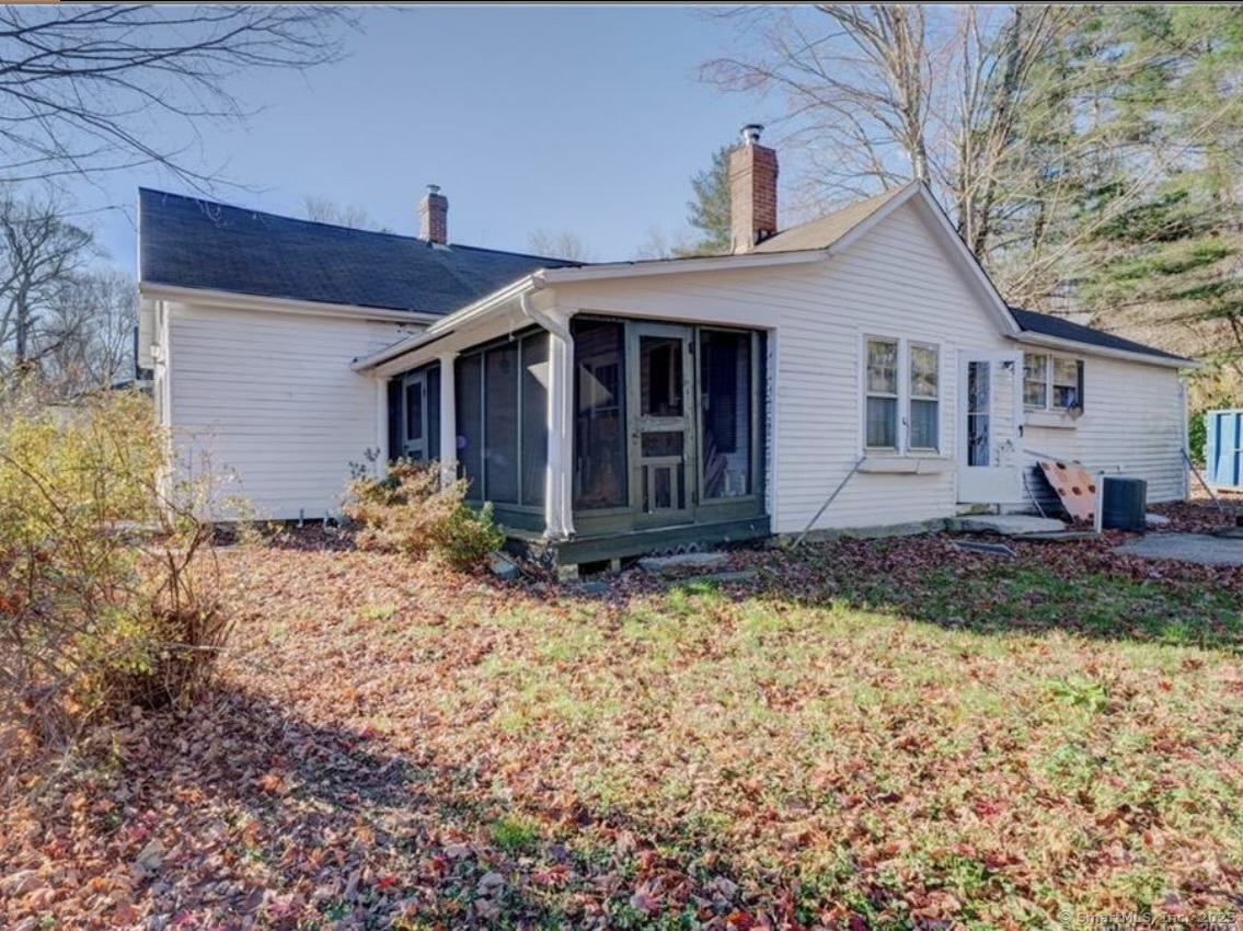 a view of a house with backyard and garden