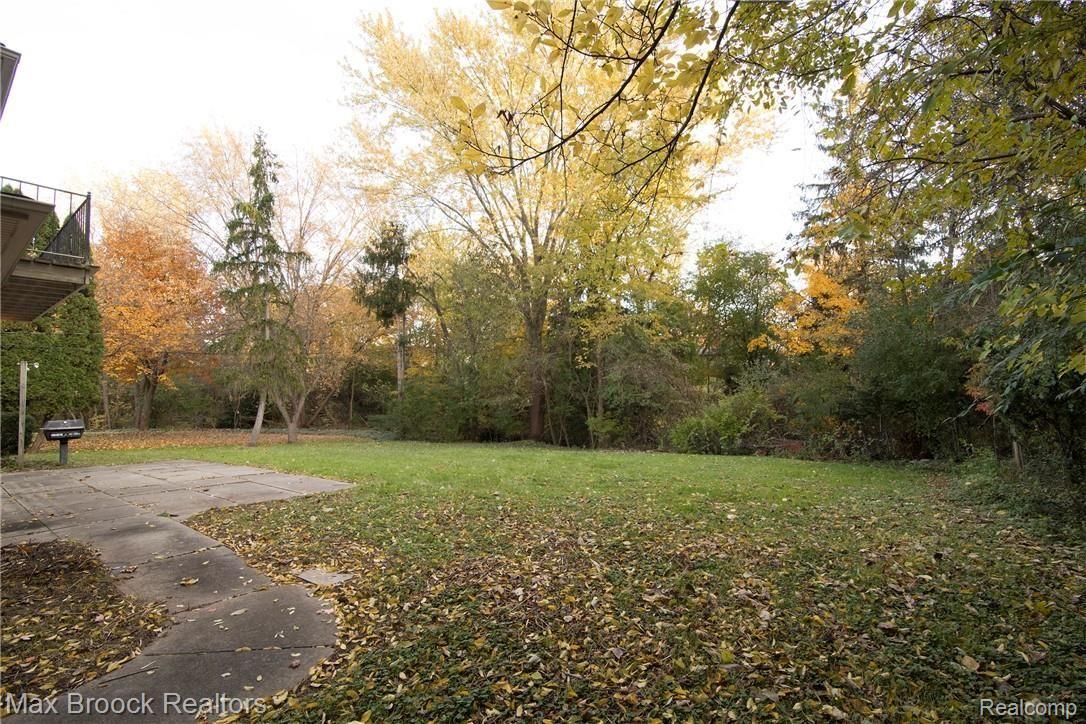 2731 West Wattles Road Troy, MI 48098 - Photo 32 of 38 Leftside2_Backyard.jpg