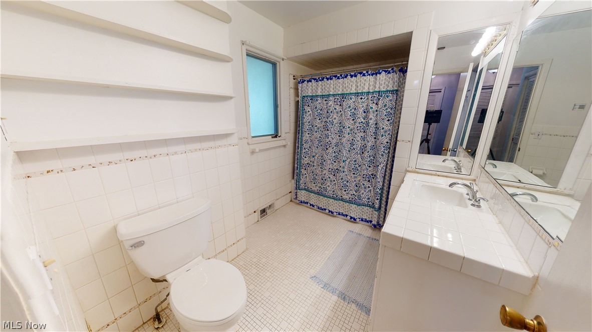 2808 Brainard Road Cleveland, OH 44124 - Photo 10 of 27 Spacious full bath on main floor with entrances thru the hallway and thru bedroom.