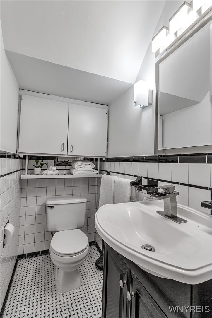 334 South Forest Road Amherst, NY 14221 - Photo 13 of 44 Single family - half bath