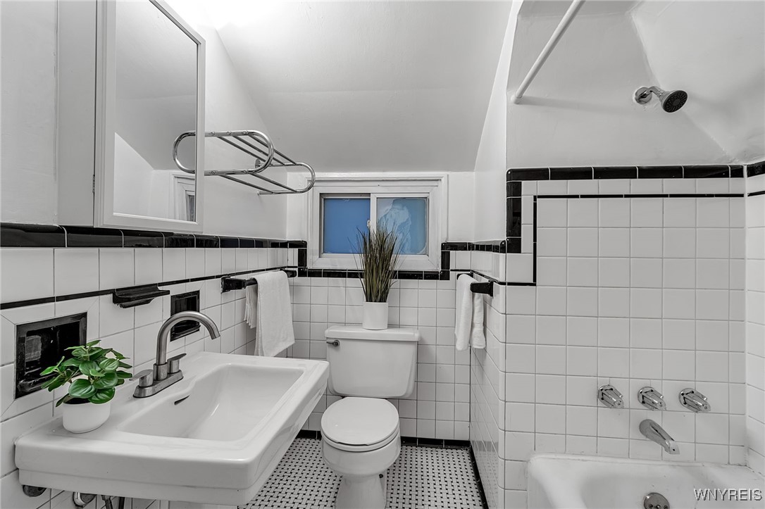 334 South Forest Road Amherst, NY 14221 - Photo 19 of 44 Single family - full bathroom