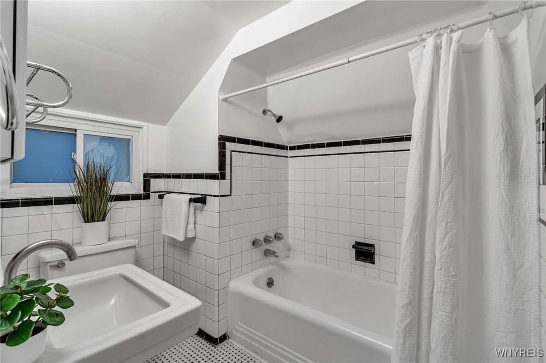 334 South Forest Road Amherst, NY 14221 - Photo 20 of 44 Single family - full bathroom