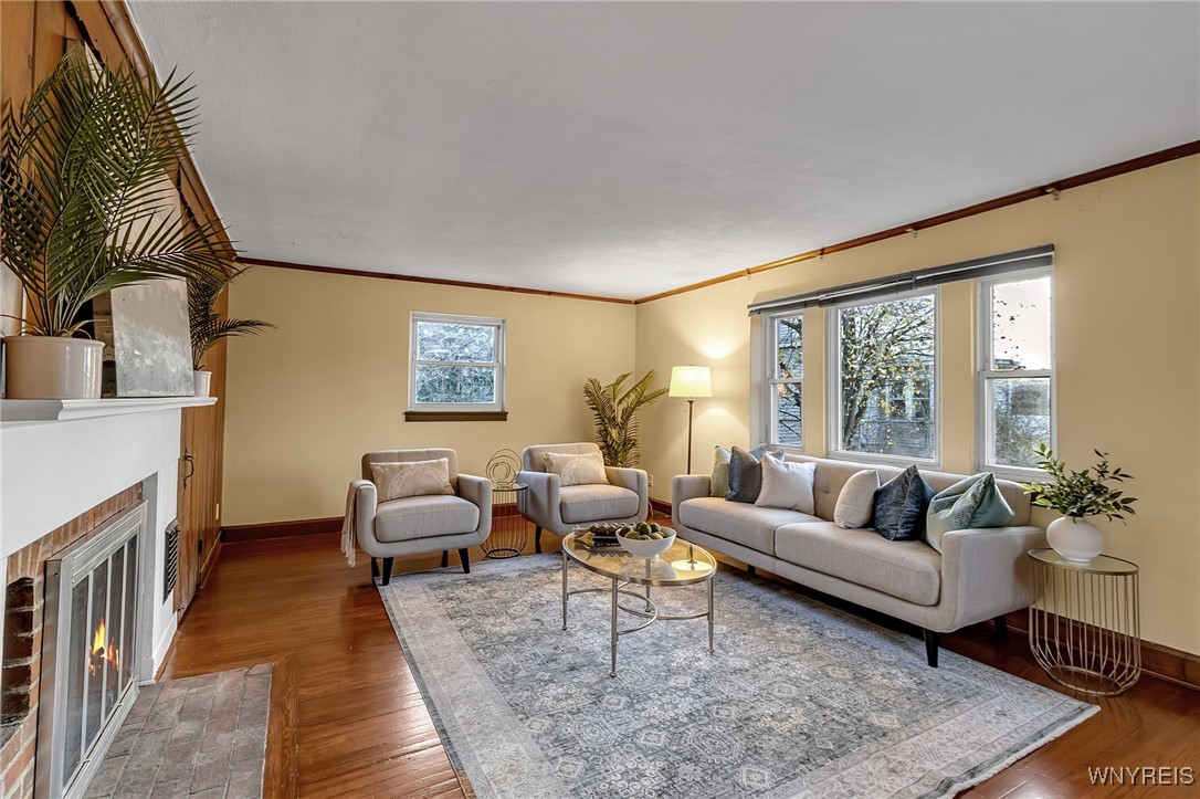 334 South Forest Road Amherst, NY 14221 - Photo 5 of 44 Single family - living room