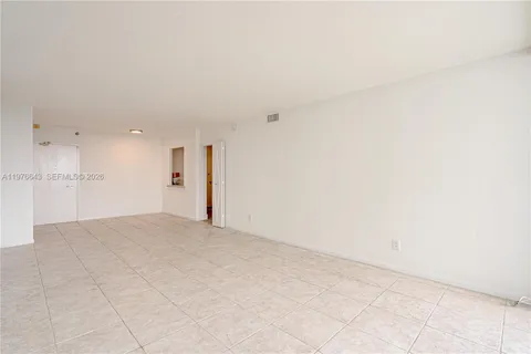 $3,950 | 5161 Collins Avenue, Unit 516, Miami Beach, FL 33140