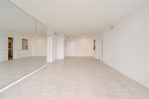 $3,950 | 5161 Collins Avenue, Unit 516, Miami Beach, FL 33140