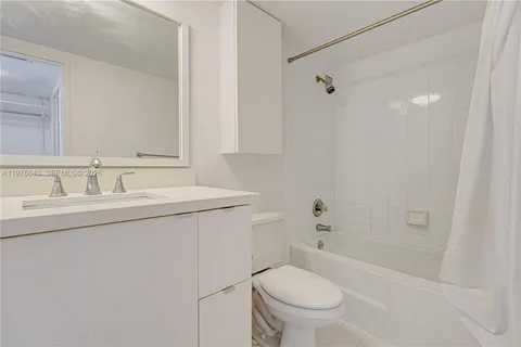 $3,950 | 5161 Collins Avenue, Unit 516, Miami Beach, FL 33140