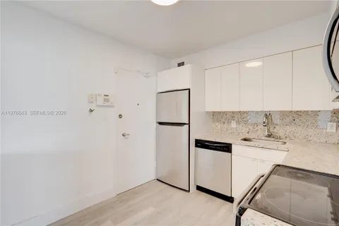 $3,950 | 5161 Collins Avenue, Unit 516, Miami Beach, FL 33140