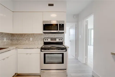 $3,950 | 5161 Collins Avenue, Unit 516, Miami Beach, FL 33140