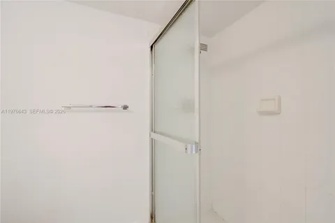 $3,950 | 5161 Collins Avenue, Unit 516, Miami Beach, FL 33140