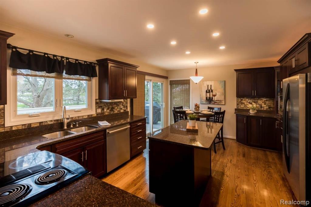 37291 Chesapeake Road Farmington Hills, MI 48335 - Photo 3 of 45