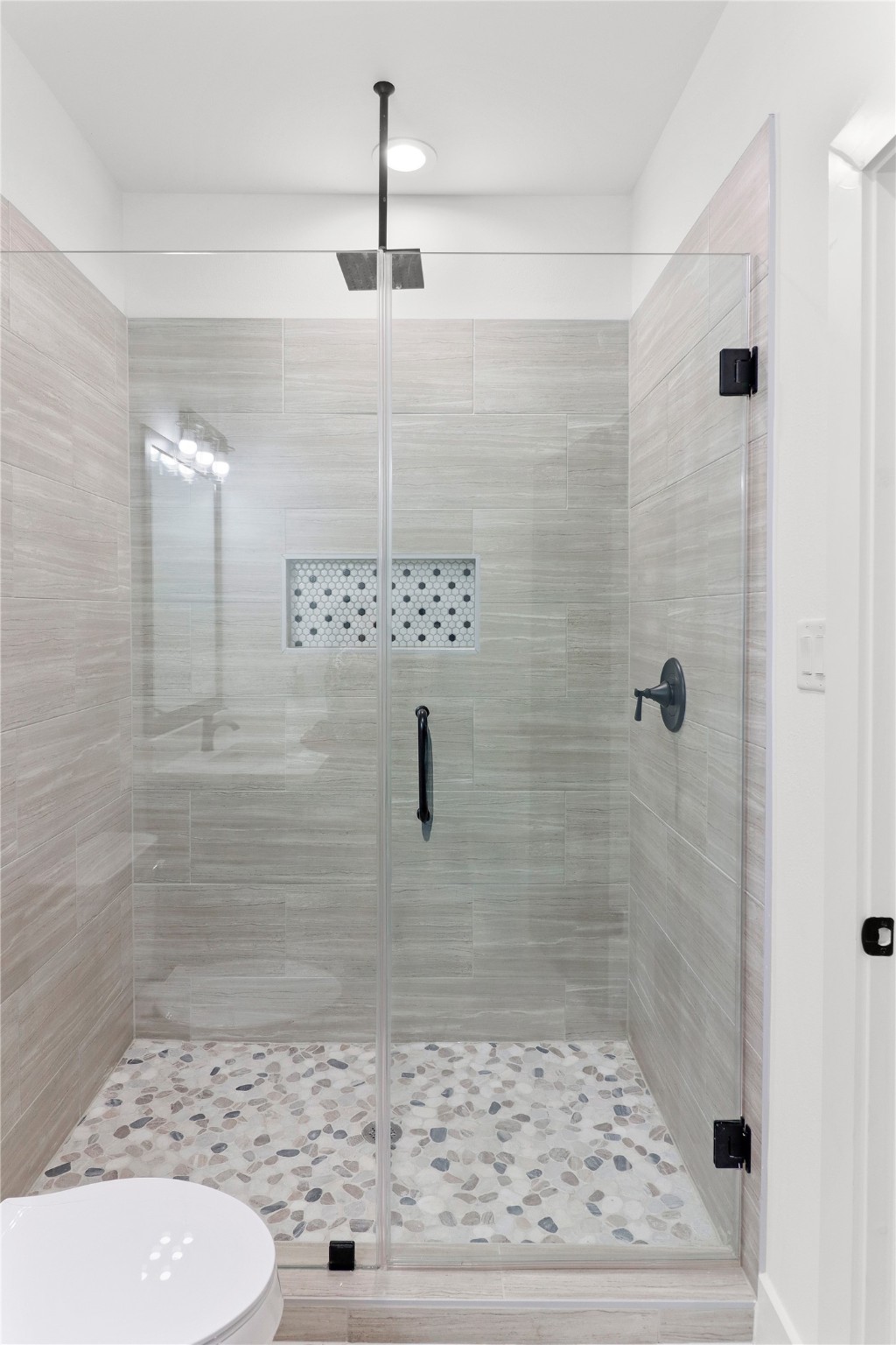 8136 Chateau Street Houston, TX 77028 - Photo 22 of 33 a bathroom with a shower
