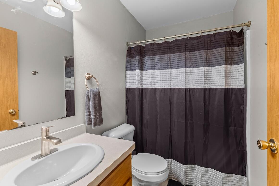 126 North Lapham Peak Road Delafield, WI 53018 - Photo 28 of 38 Bathroom