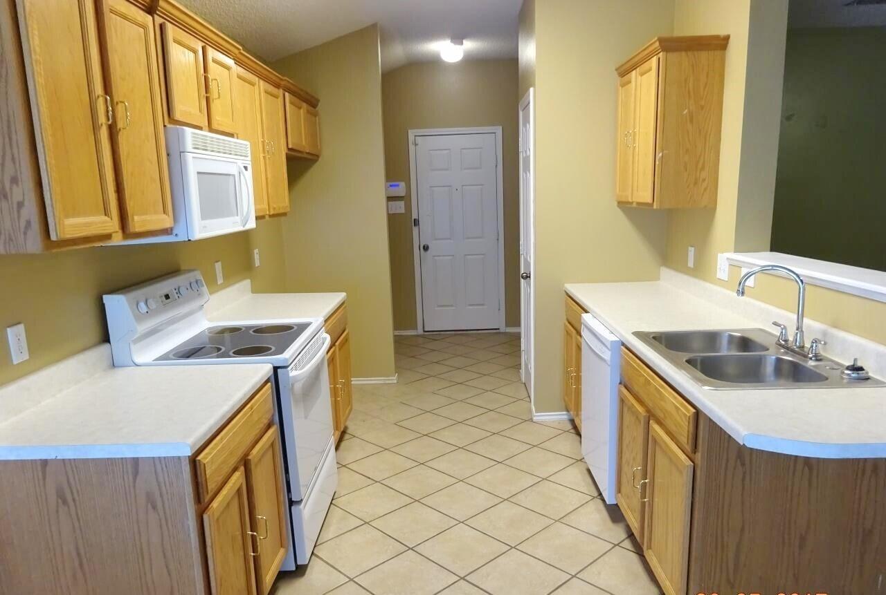 1618 75th Street Lubbock, TX 79423 - Photo 3 of 9 5