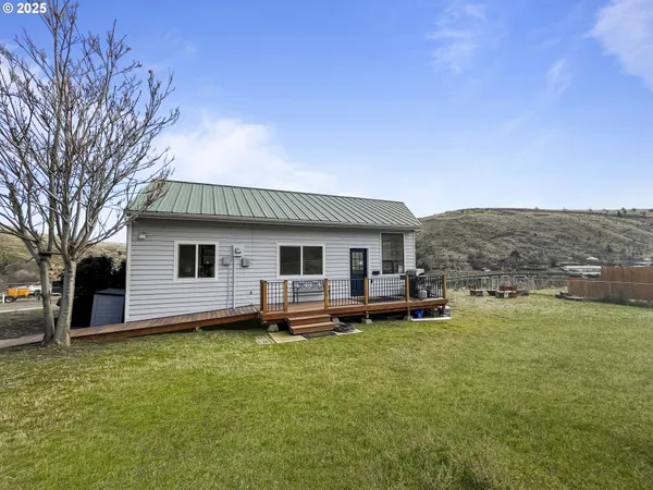 $379,000 | 304 Elrod Place, Maupin, OR 97037