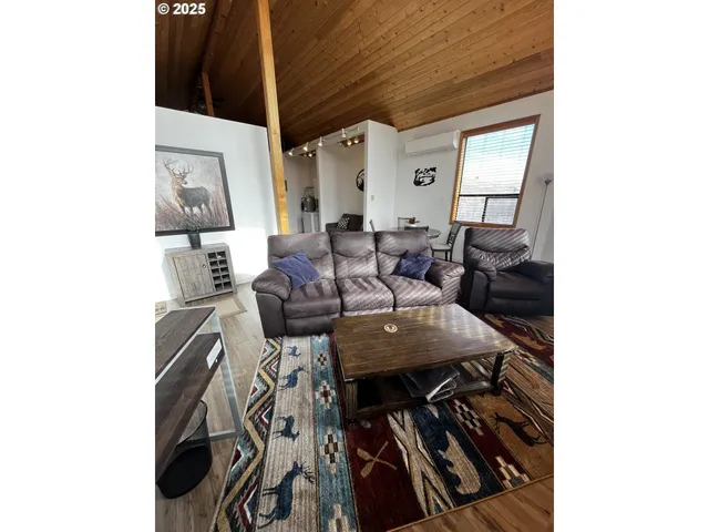 $379,000 | 304 Elrod Place, Maupin, OR 97037