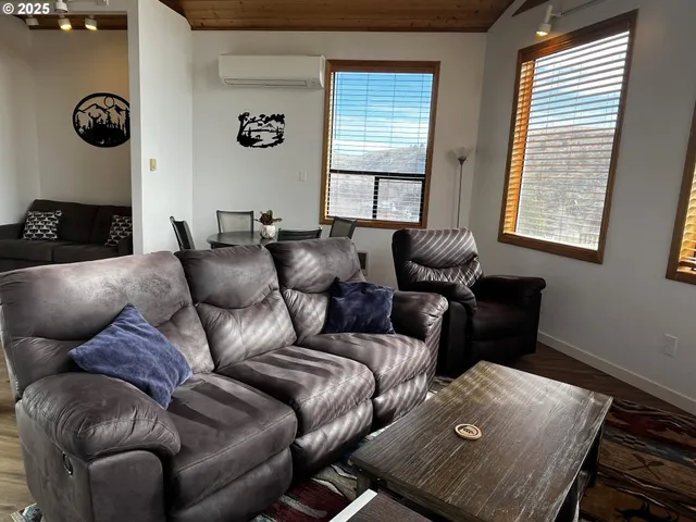 $379,000 | 304 Elrod Place, Maupin, OR 97037