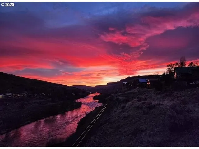 $379,000 | 304 Elrod Place, Maupin, OR 97037