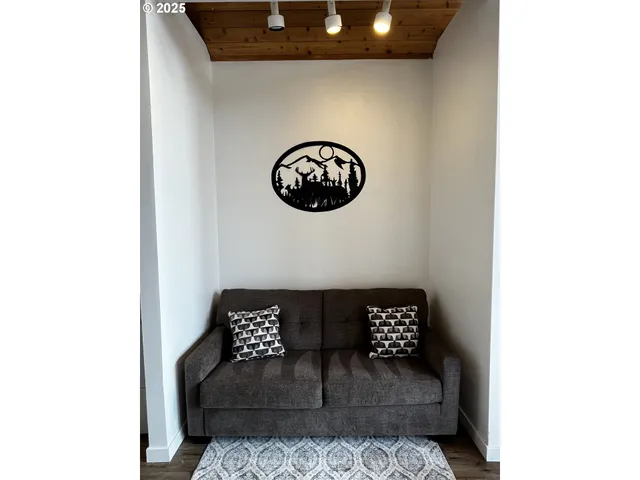 $379,000 | 304 Elrod Place, Maupin, OR 97037