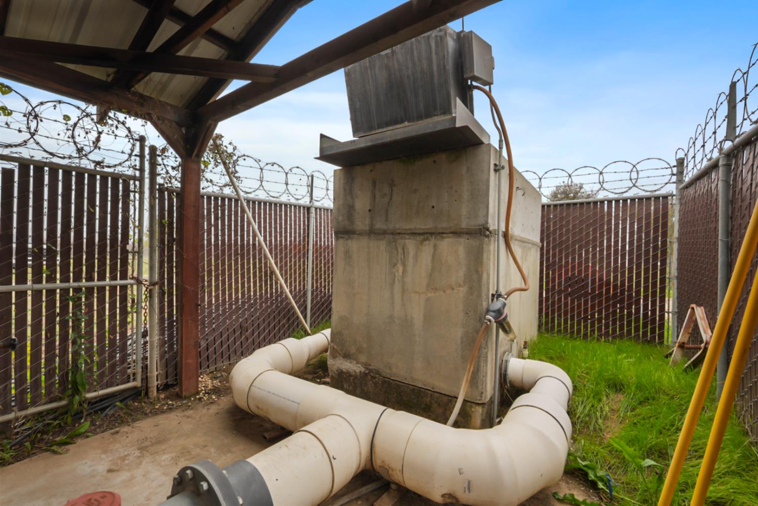 16221 Carrolton Road Escalon, CA 95320 - Photo 28 of 48 a balcony with couch