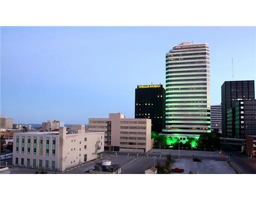 a black and white photo of a building