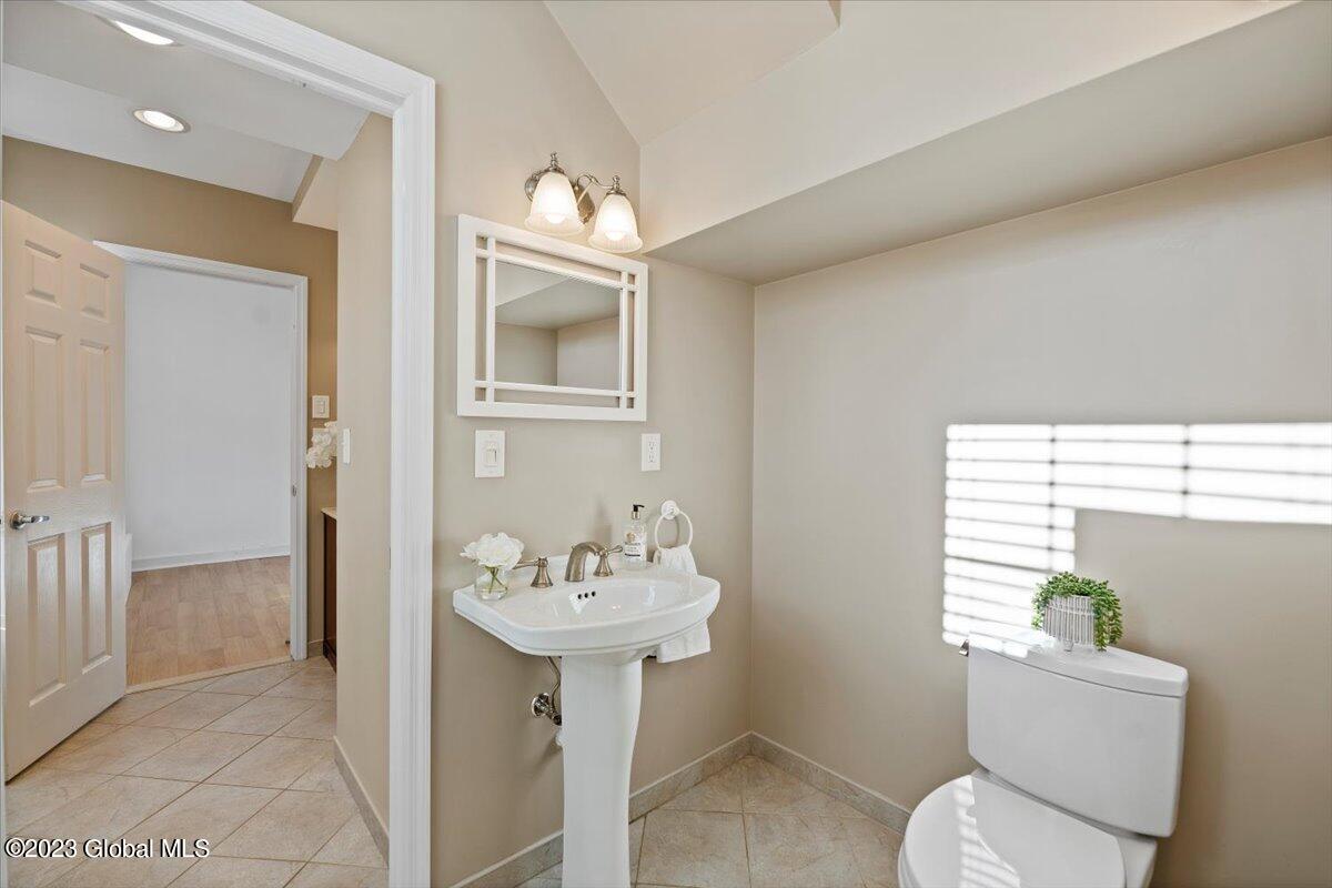 246 Whitehall Road Albany, NY 12209 - Photo 11 of 41 14-JUN07388