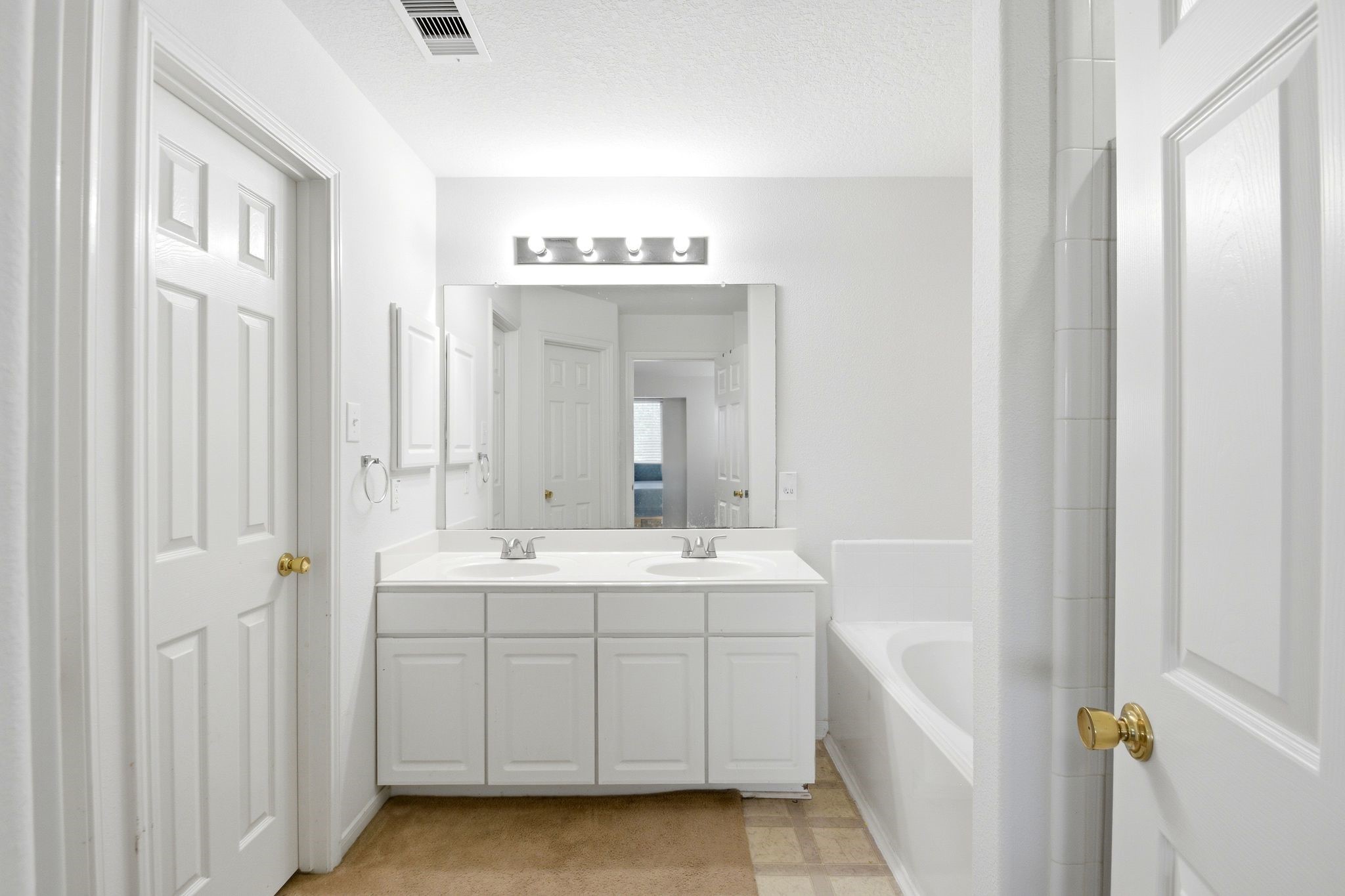16954 Tableland Trail Conroe, TX 77385 - Photo 23 of 33 Spacious primary bathroom featuring dual vanities, abundant storage, and a soaking tub. Thoughtfully designed to provide comfort, convenience, and plenty of space for daily routines.