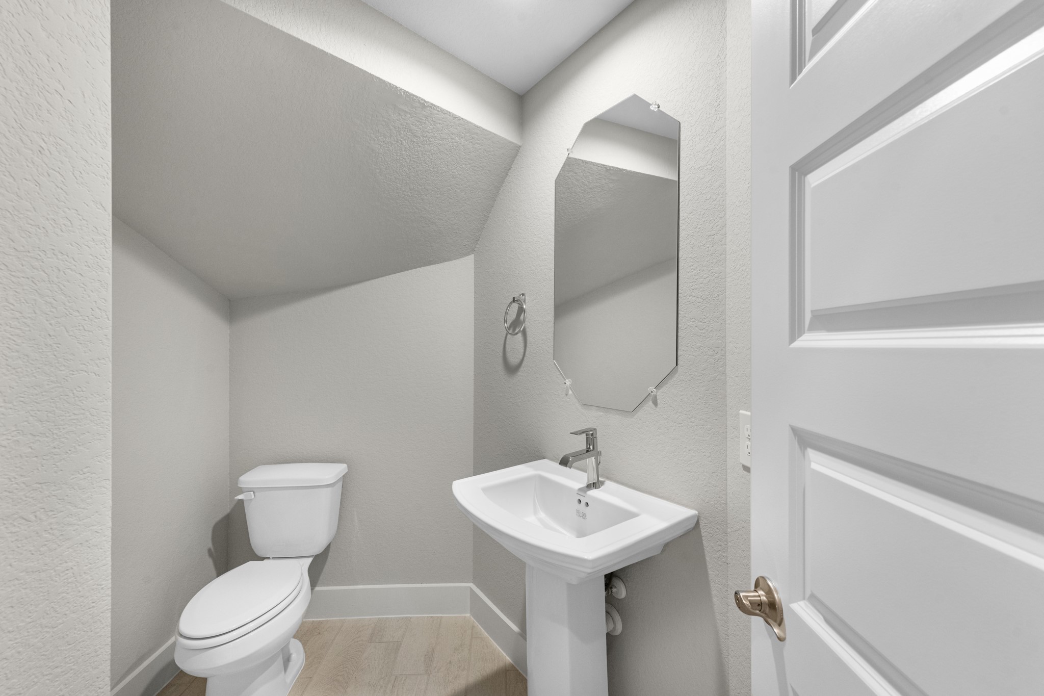 3410 Everglade Lane Rosenberg, TX 77471 - Photo 10 of 39 a bathroom with a toilet a sink and mirror