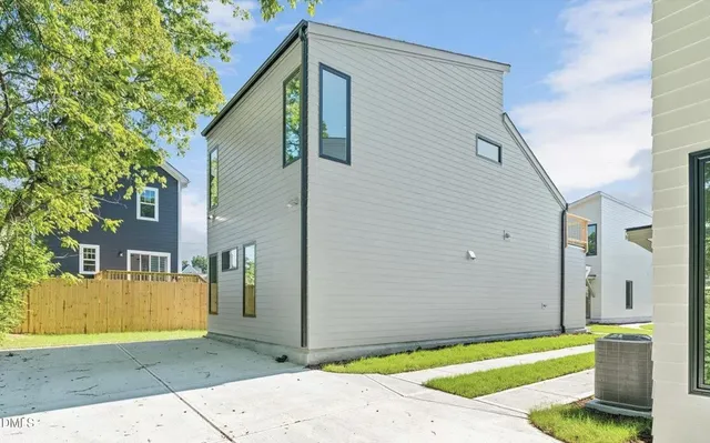 a view of a back yard of the house