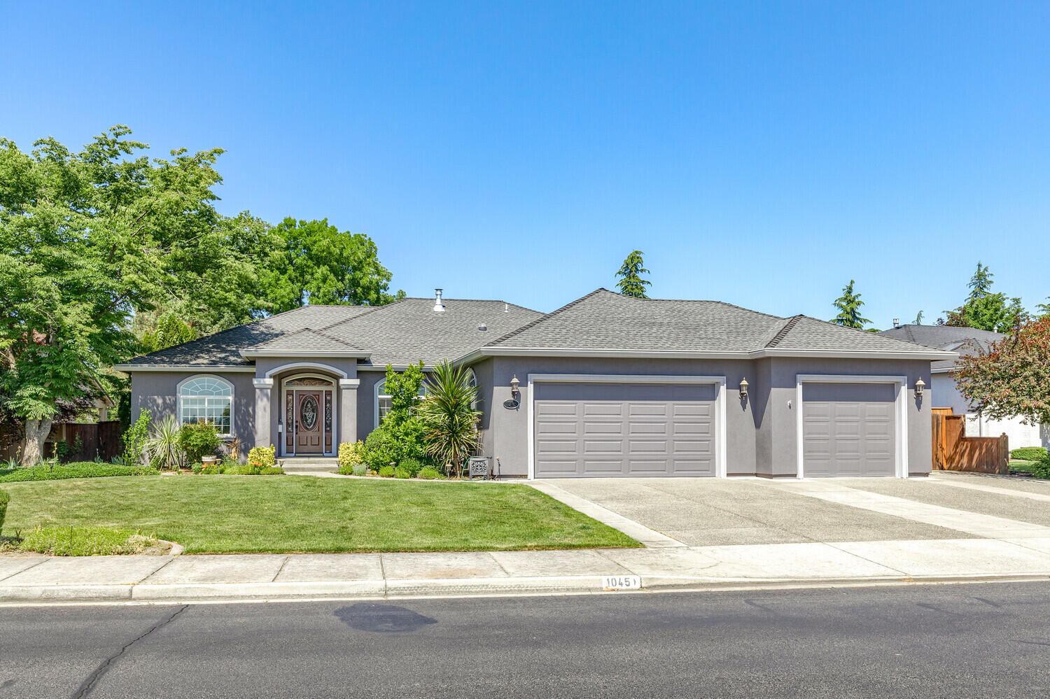 1045 Coral Ridge Eagle Point, OR 97524 - Photo 1 of 48