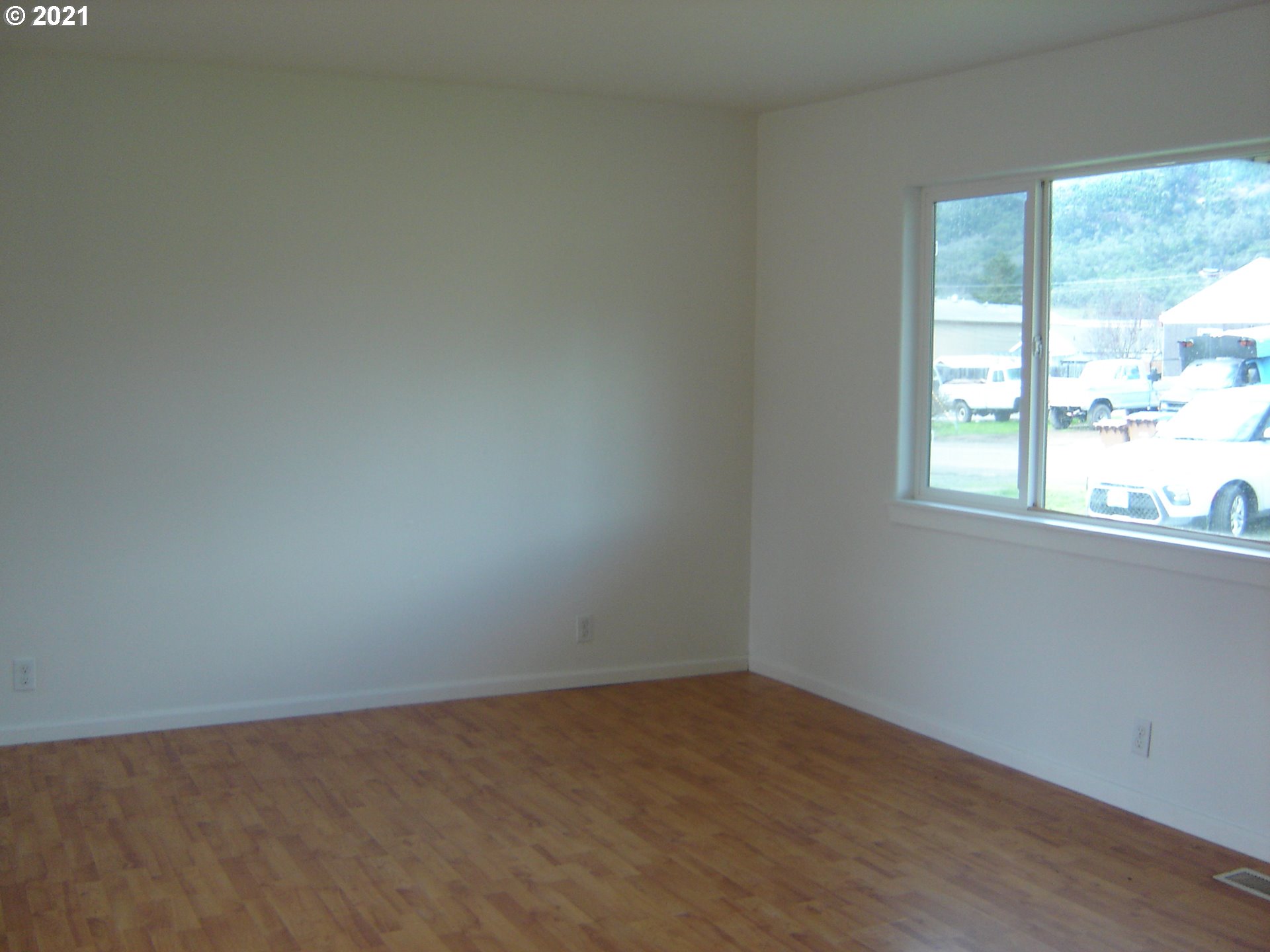 631 East 2nd Avenue Riddle, OR 97469 - Photo 7 of 18