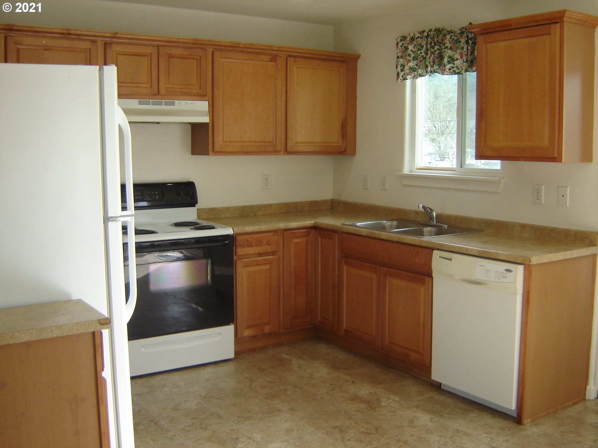 631 East 2nd Avenue Riddle, OR 97469 - Photo 10 of 18