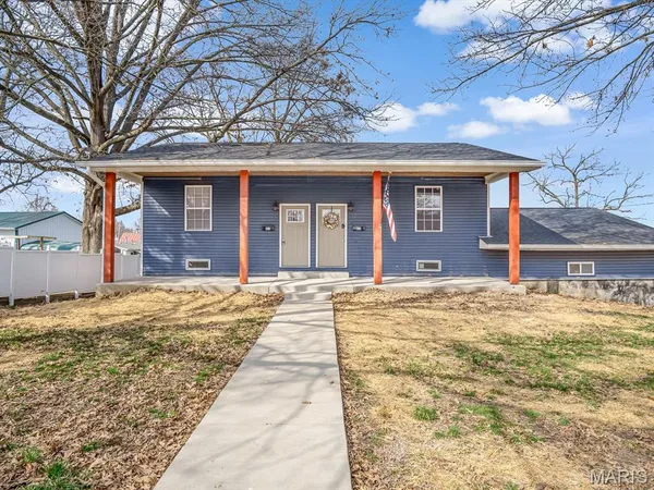 $1,350 | 823 East Market Street, Red Bud, IL 62278