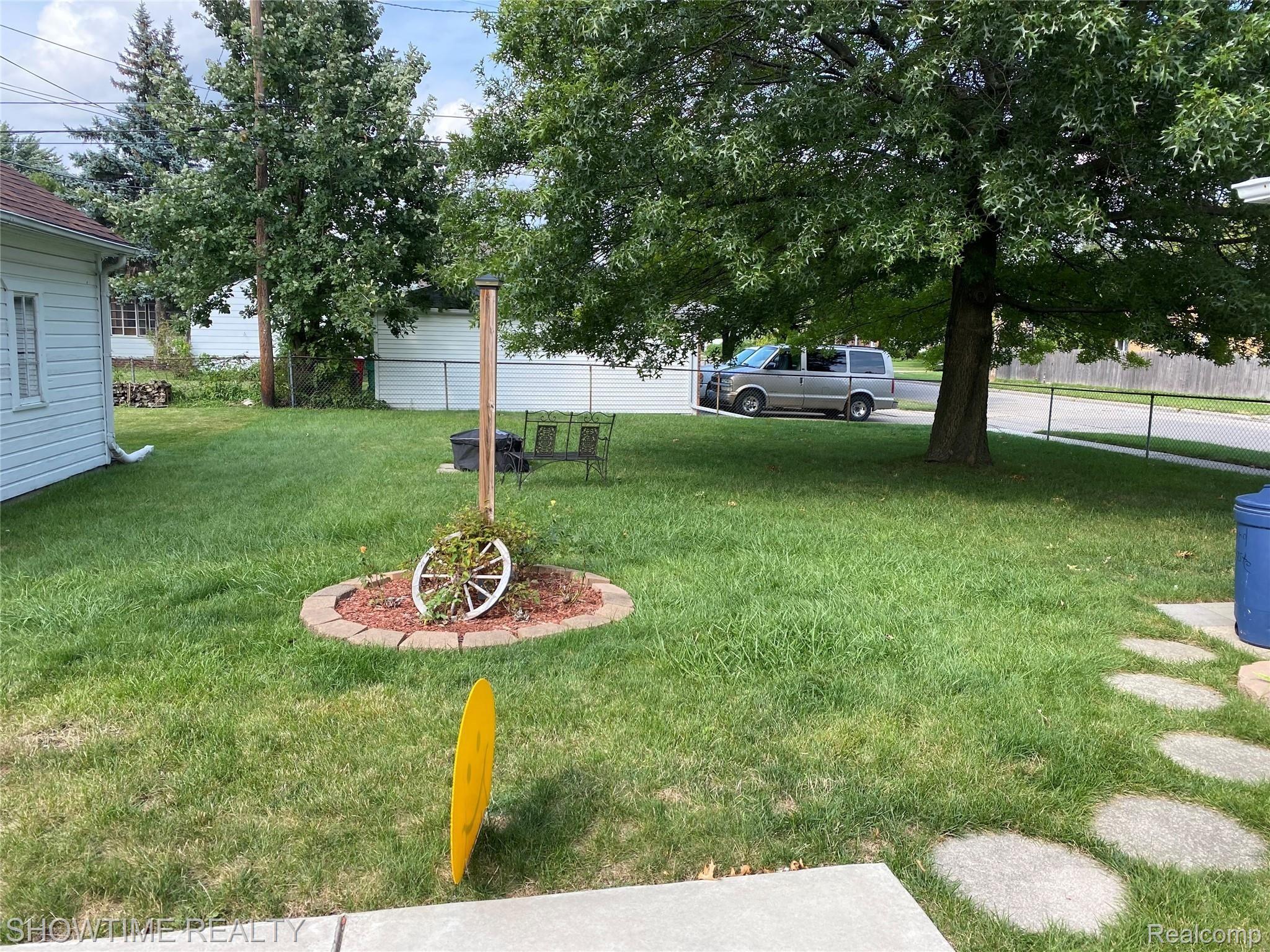 15143 Charles R Avenue Eastpointe, MI 48021 - Photo 15 of 18 IMG-4532.jpg