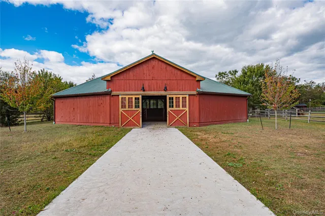 a view of a yard with a house
