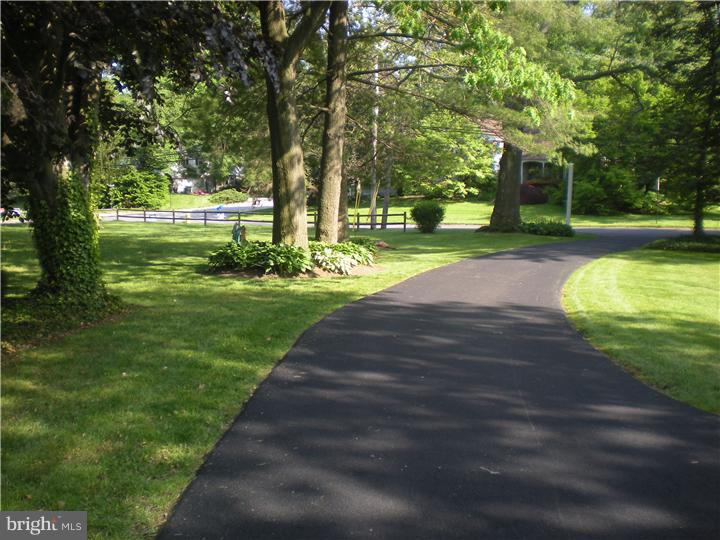 9 Plush Mill Road Wallingford, PA 19086 - Photo 3 of 25 Driveway