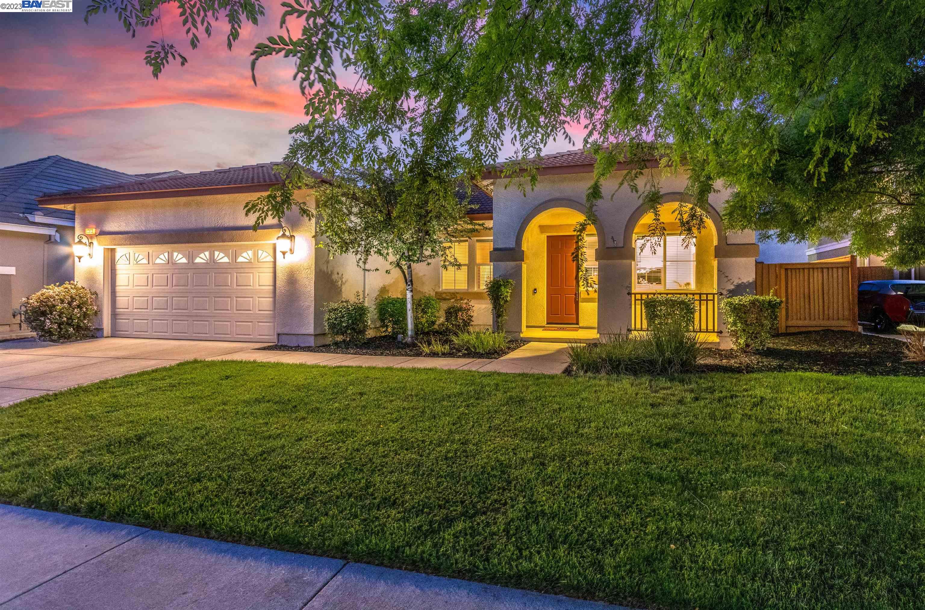 a view of a back yard of the house