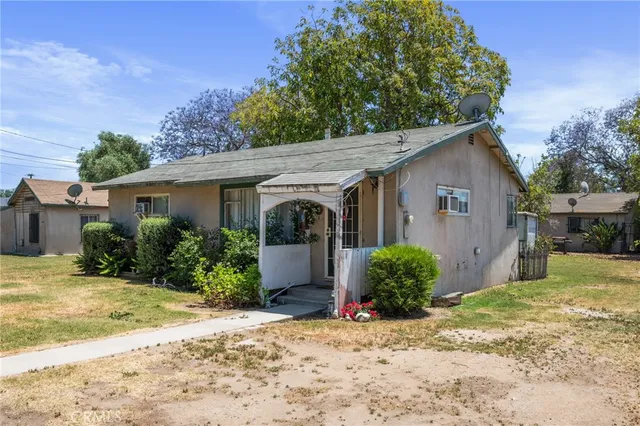 a view of a house with a yard and plants