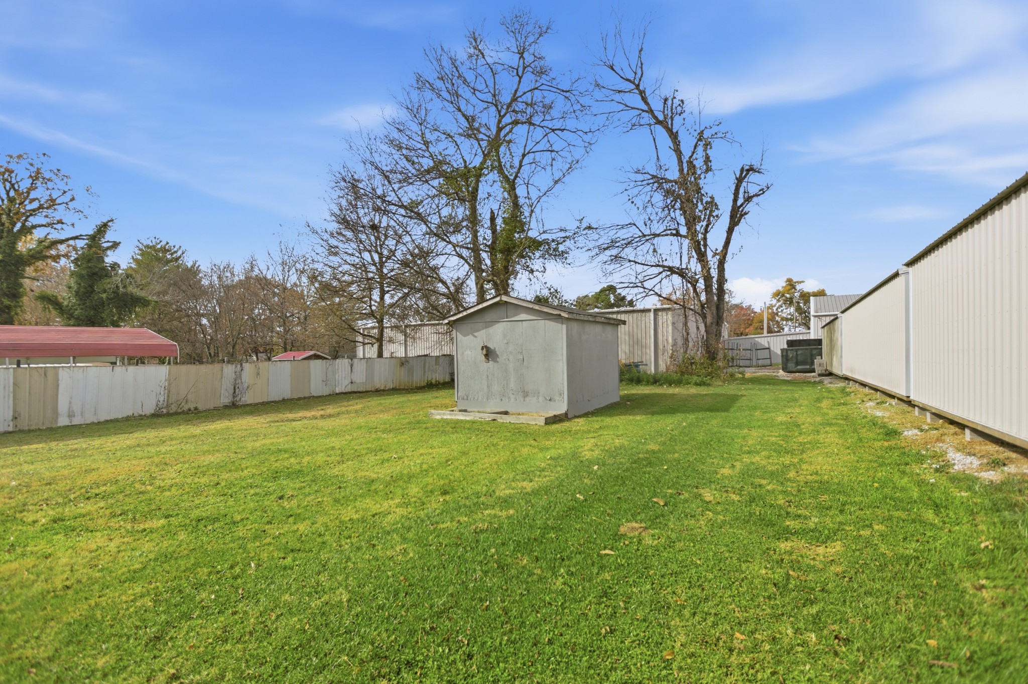 206 Weaver Street Tullahoma, TN 37388 - Photo 30 of 40 a backyard of a house with plants and large tree