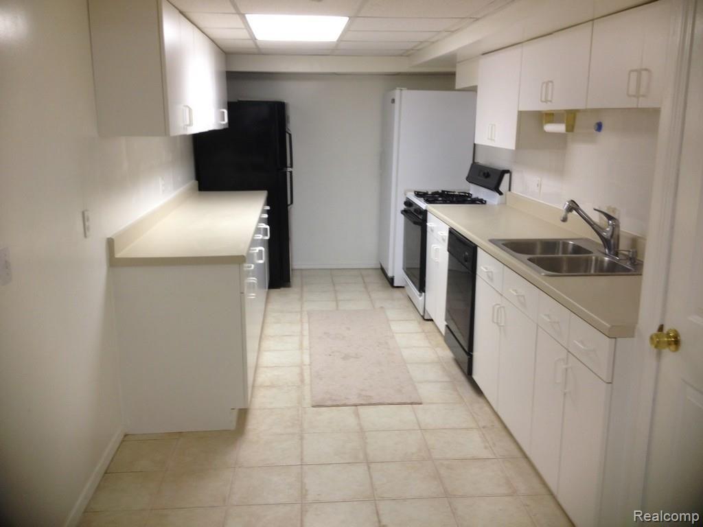 864 Rambling Drive Rochester, MI 48307 - Photo 13 of 21 IMG_0925.jpg