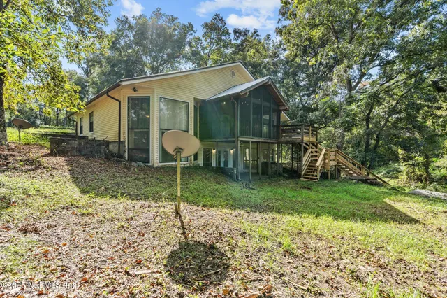 a view of a house with backyard