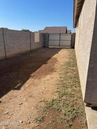 a view of a backyard