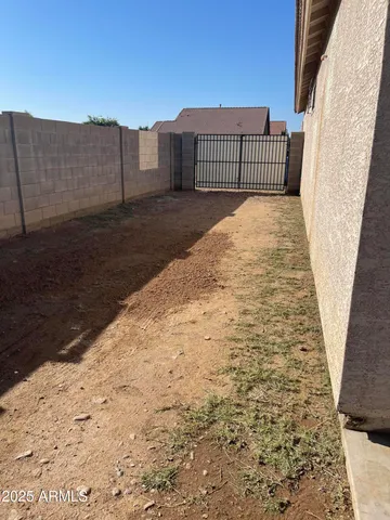 a view of a backyard