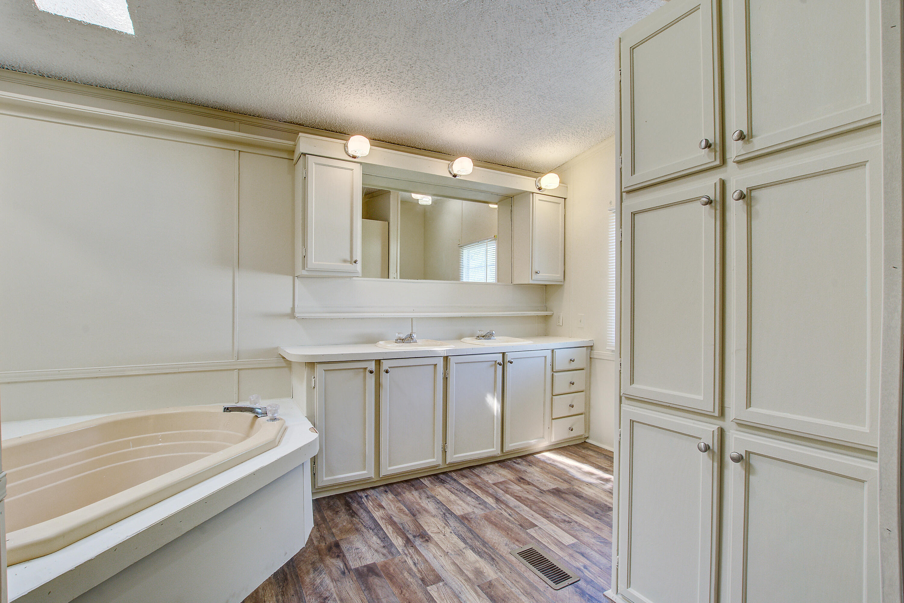 663 Barn Road Bonneau, SC 29431 - Photo 14 of 20 663 Barn Rd bath closet